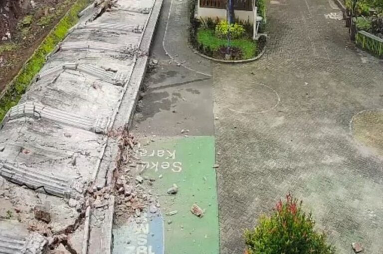 Tembok Pagar Roboh ke SMPN 182 Jaksel, Pemilik Siap Ganti Rugi dan Bersihkan Saluran Air