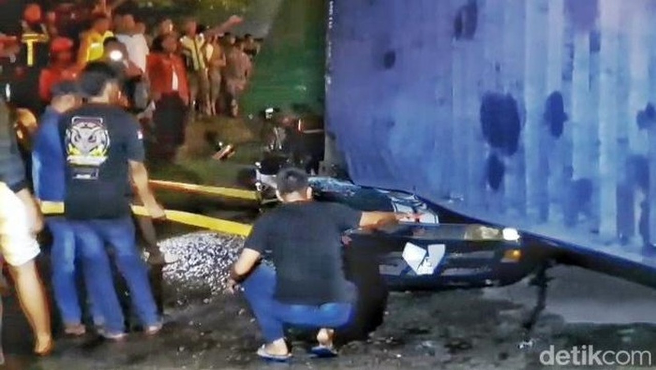 Truk Kontainer Timpa Sedan di Karawang, 3 Sekeluarga Termasuk Balita Tewas Truk Kontainer Timpa Sedan di Karawang, 3 Sekeluarga Termasuk Balita Tewas