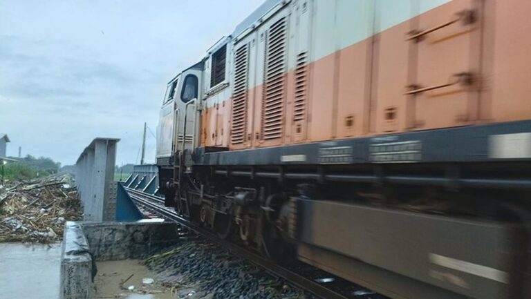Banjir Grobogan Rendam Jembatan Rel, Sejumlah Perjalanan Kereta Api Dialihkan
