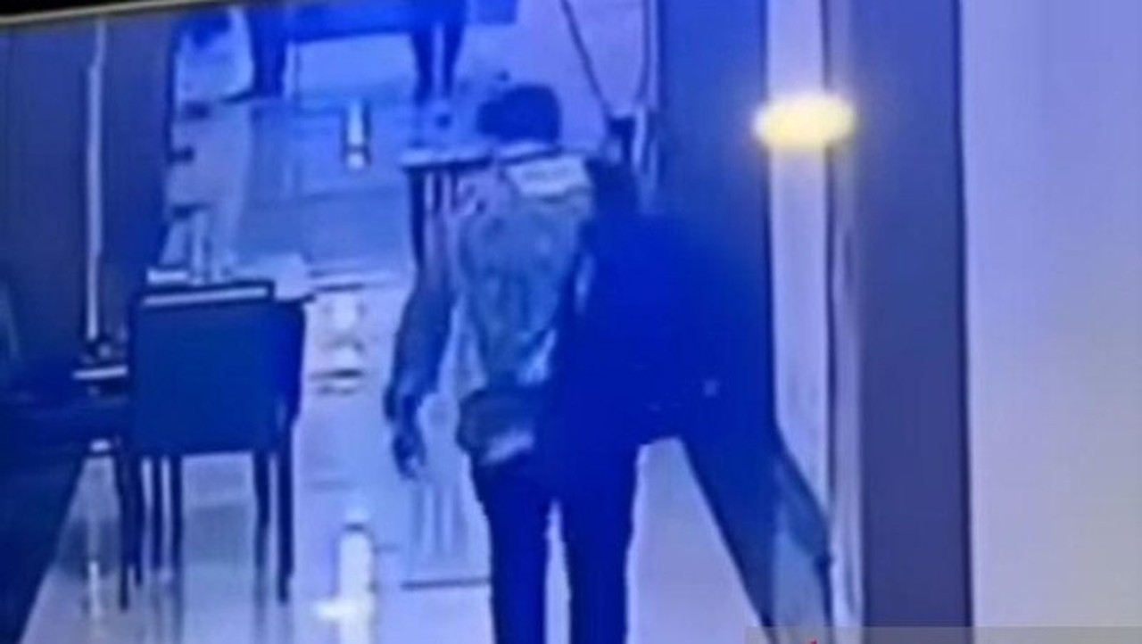 Polda Metro Jaya Tangkap Pelaku Pencurian Laptop di Hotel Bintang 5 dengan Lanyard Polda Metro Jaya Tangkap Pelaku Pencurian Laptop di Hotel Bintang 5 dengan Lanyard