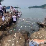 Kader Gerindra Bersihkan Sampah di Akses Wisata Pulau Merak Besar Cilegon