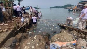 Kader Gerindra Bersihkan Sampah di Akses Wisata Pulau Merak Besar Cilegon
