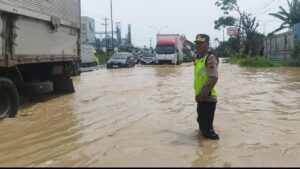 Banjir Pantura Kaligawe Semarang Lumpuhkan Jalur, 15 Km Kemacetan Akibat Kendaraan Mogok