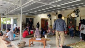 Banjir Bandang Terjang Tembalang Semarang, Ratusan Warga Mengungsi Akibat Luapan Air