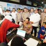 Kapolri Jenderal Listyo Sigit Prabowo Ikut Donor Darah Bersama Buruh di HUT ke-53 KSPSI Tangerang