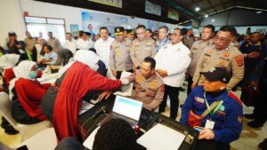 Kapolri Jenderal Listyo Sigit Prabowo Ikut Donor Darah Bersama Buruh di HUT ke-53 KSPSI Tangerang