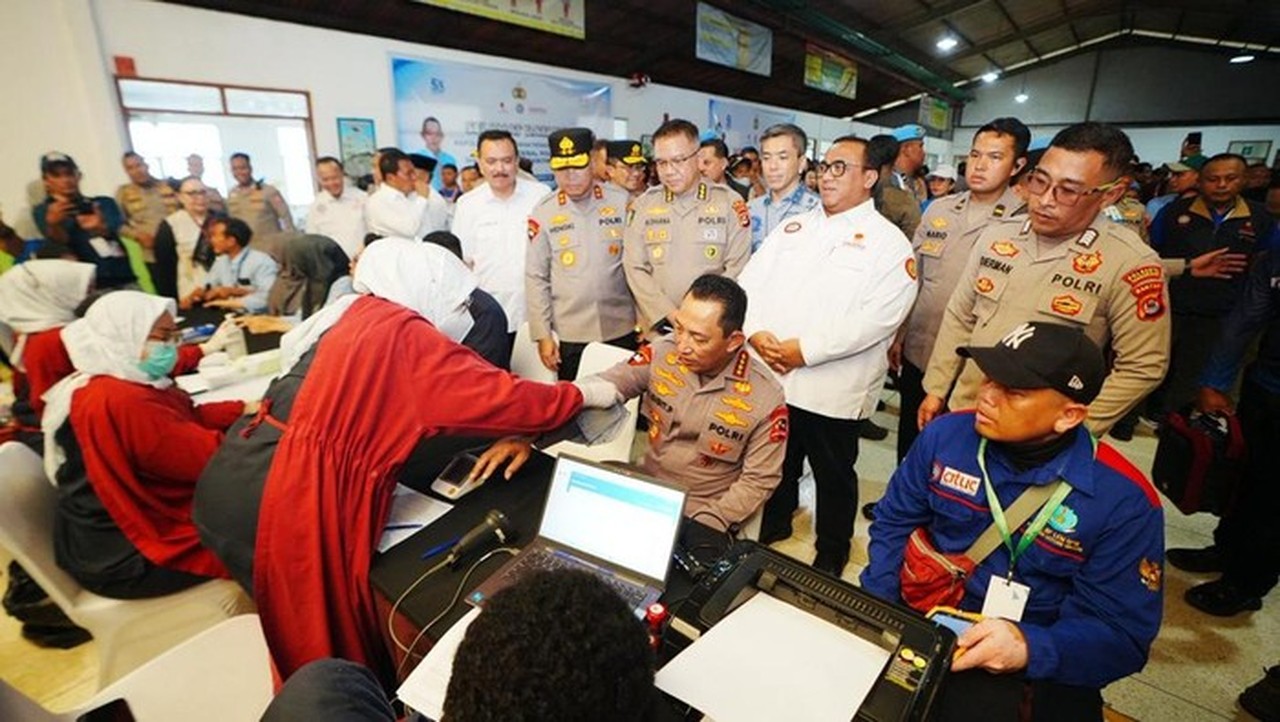 Kapolri Jenderal Listyo Sigit Prabowo Ikut Donor Darah Bersama Buruh di HUT ke-53 KSPSI Tangerang