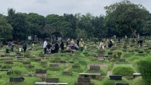 Menjelang Ramadan, TPU Menteng Pulo Dipadati Peziarah: Tradisi Ziarah Makam Jelang Puasa