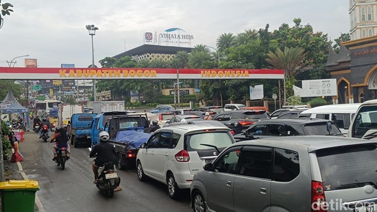 Libur Imlek, Arus Kendaraan Menuju Puncak Bogor Mengular Hingga Simpang Gadog Libur Imlek, Arus Kendaraan Menuju Puncak Bogor Mengular Hingga Simpang Gadog