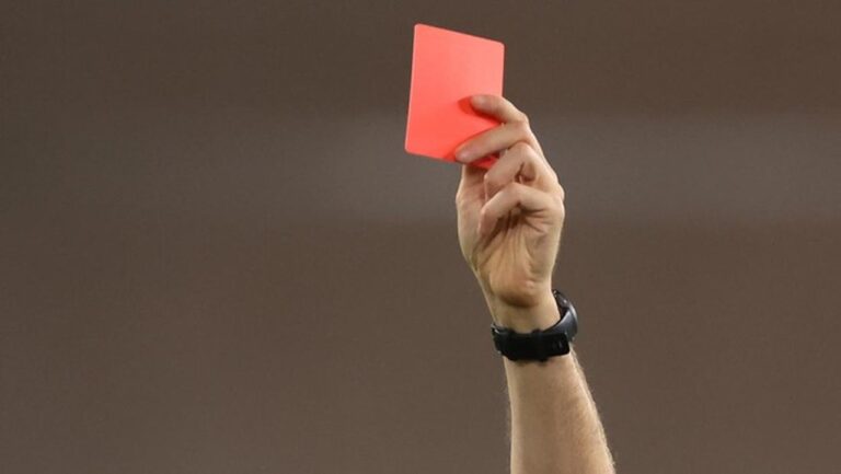 Kartu Merah Kontroversial Kembali Warnai Serie A, Pemain Verona Diusir Gara-Gara Protes Kartu Merah Kontroversial Kembali Warnai Serie A, Pemain Verona Diusir Gara-Gara Protes