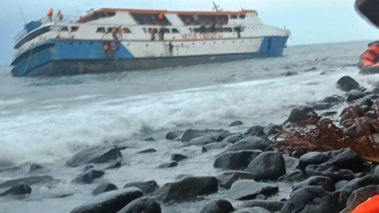 KM Intim Teratai Karam di Perairan Pulau Makian, Tim SAR Langsung Bergerak Evakuasi Penumpang