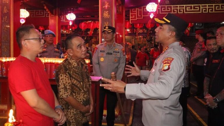 453 Personel Gabungan Amankan 42 Vihara di Jakarta Barat Selama Perayaan Imlek