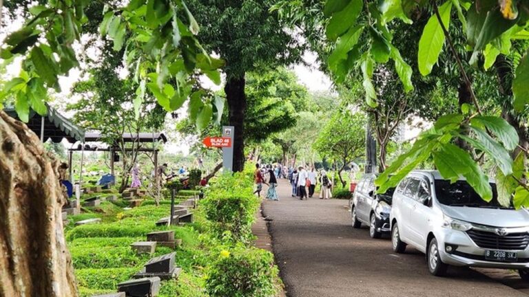 Jelang Ramadan, TPU Karet Bivak Jakarta Pusat Dibanjiri Peziarah