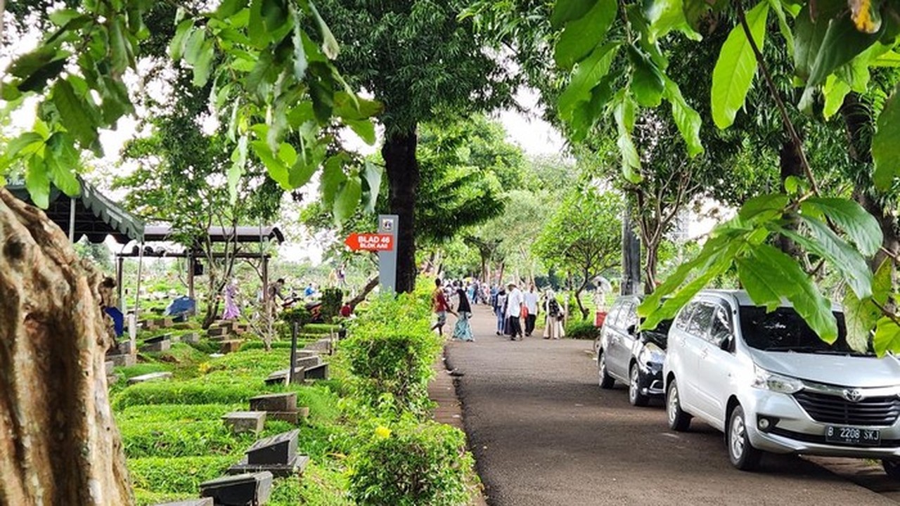 Jelang Ramadan, TPU Karet Bivak Jakarta Pusat Dibanjiri Peziarah