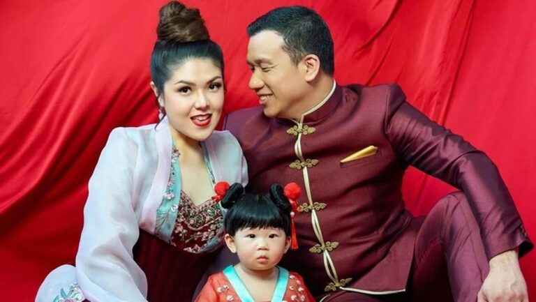 Tina Toon Perdana Perkenalkan Putri Cantiknya, Megan, di Momen Imlek 2026 Tina Toon Perdana Perkenalkan Putri Cantiknya, Megan, di Momen Imlek 2026