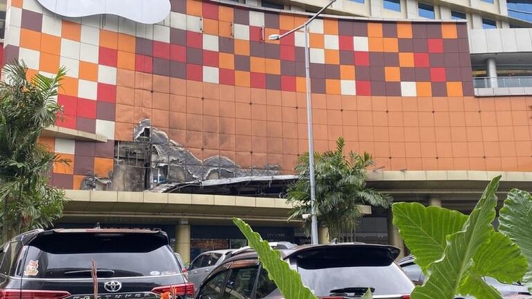 Mal Ciputra Cibubur Terbakar Akibat Percikan Las Reklame, Begini Kondisinya