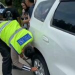 Kakorlantas Polri Apresiasi Polantas Cipularang Bantu Pengemudi Mobil Pecah Ban di Tol