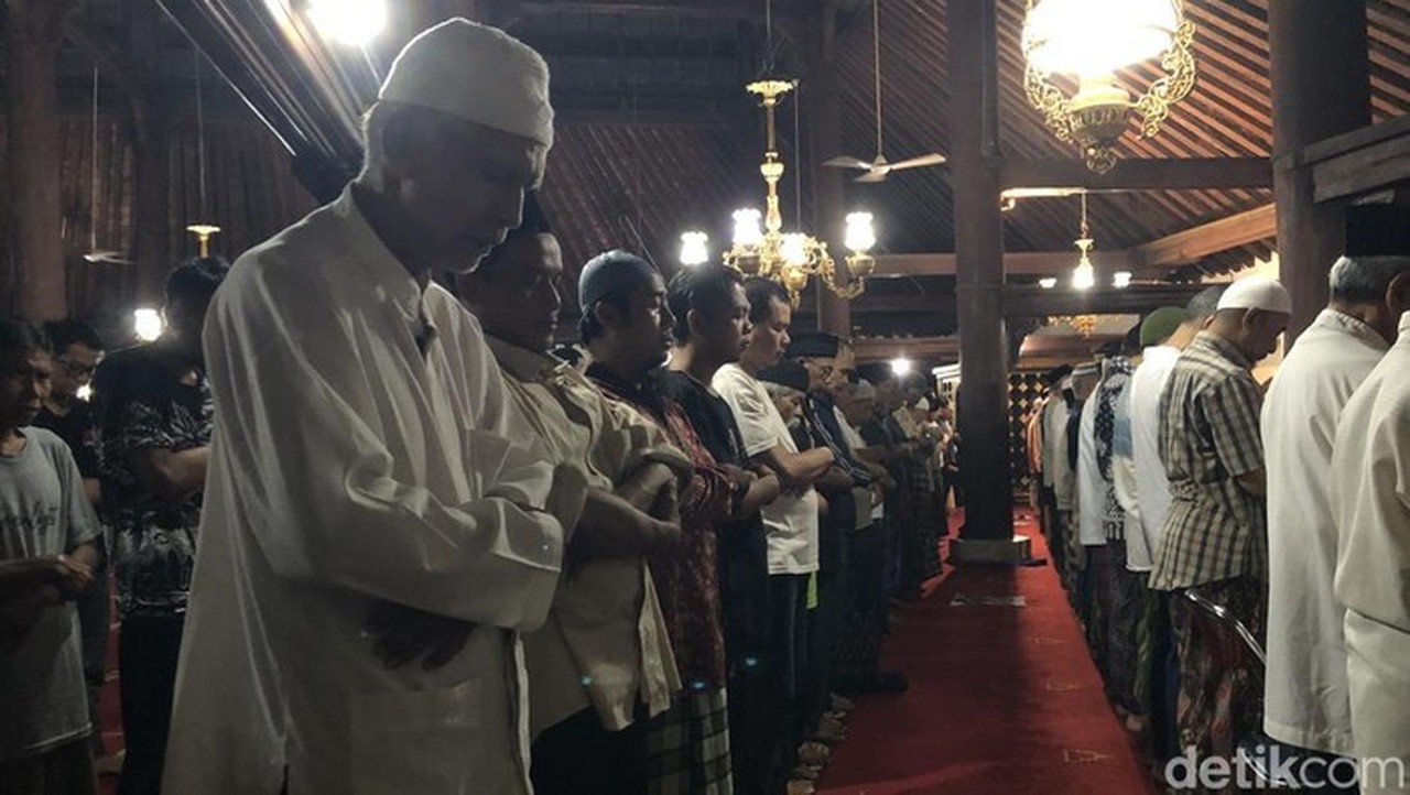 Masjid Gedhe Kauman Jogja Gelar Tarawih Perdana, Jemaah Tumpah Ruah Sambut Ramadan Masjid Gedhe Kauman Jogja Gelar Tarawih Perdana, Jemaah Tumpah Ruah Sambut Ramadan