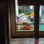 Tarawih Perdana di Tapsel: Warga Muhammadiyah Korban Bencana Salat di Masjid Rusak