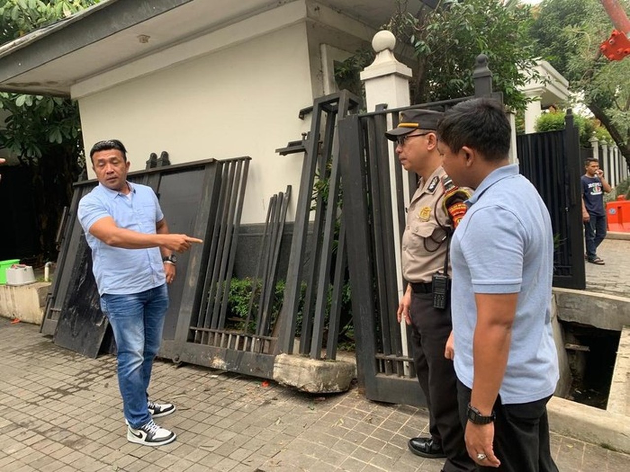 Sopir Diduga Mengantuk Tabrak Pagar Rumah Jusuf Kalla di Jakarta Selatan