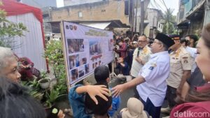 Satpol PP DKI Jakarta Mulai Program Bedah Rumah Warga Kurang Mampu di Cengkareng