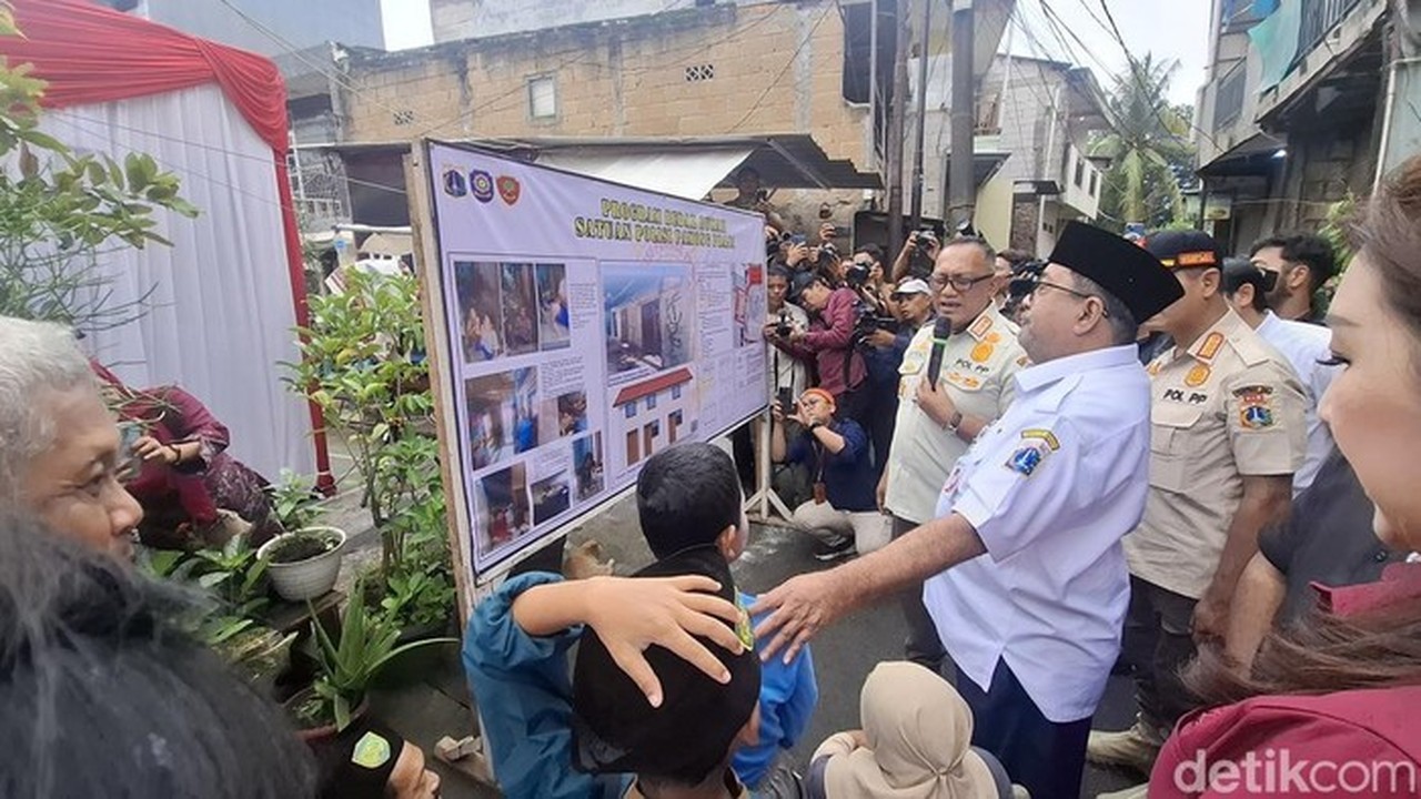 Satpol PP DKI Jakarta Mulai Program Bedah Rumah Warga Kurang Mampu di Cengkareng