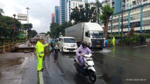 Banjir 15 Cm di Jl DI Panjaitan Jakarta Timur Mulai Surut, Lalu Lintas Padat