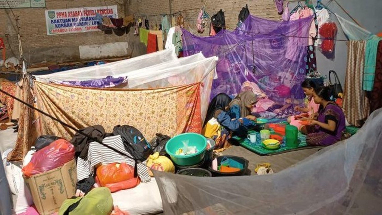 Sahur Pertama di Pengungsian: Korban Banjir Tapsel Rindu Suasana Ramadan di Rumah