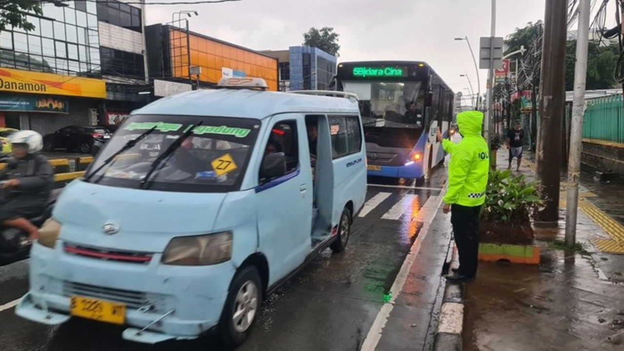 Macet di Jatinegara Pagi Ini Akibat Volume Kendaraan Tinggi, Bukan Genangan Air Macet di Jatinegara Pagi Ini Akibat Volume Kendaraan Tinggi, Bukan Genangan Air