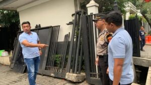 Sopir Wanita Diduga Mengantuk Tabrak Pagar Rumah Jusuf Kalla di Jakarta Selatan