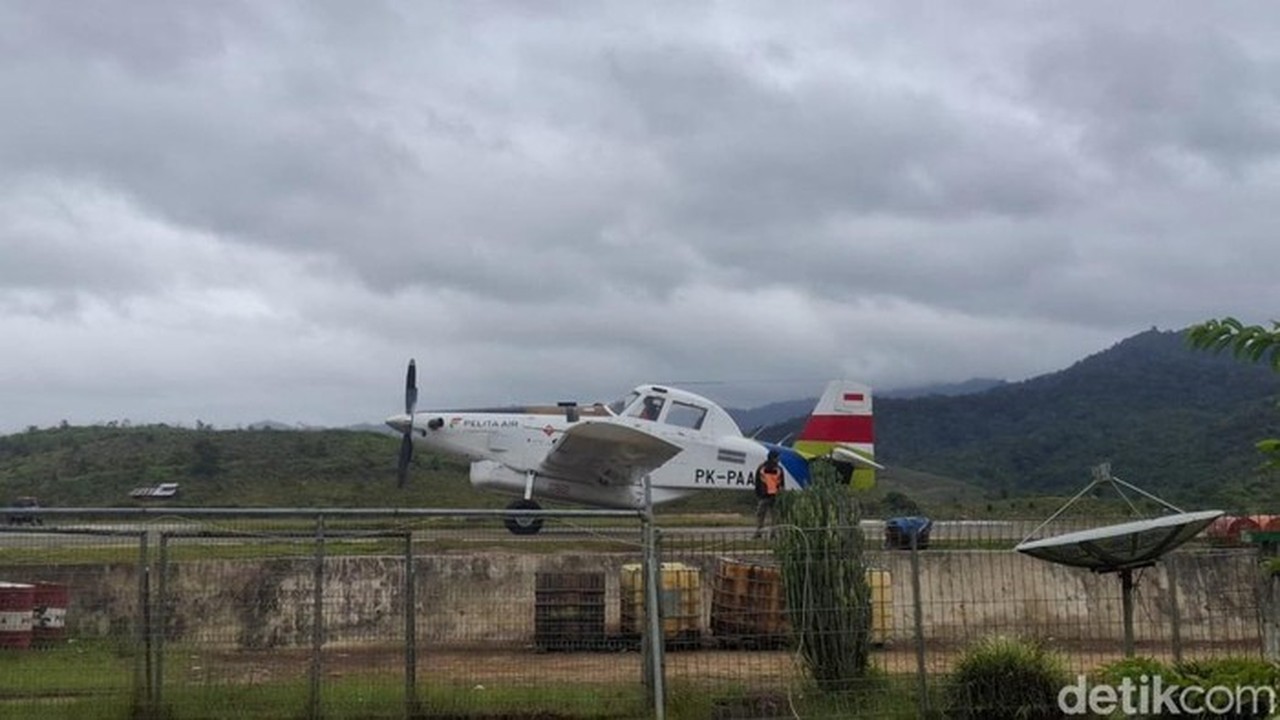 Pesawat Pengangkut BBM Jatuh di Kaltara, Pilot Selamat Setelah Terjun Payung