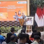 Pramono Anung Serahkan Kartu Jakarta Mahasiswa Unggul ke 2.524 Penerima Baru