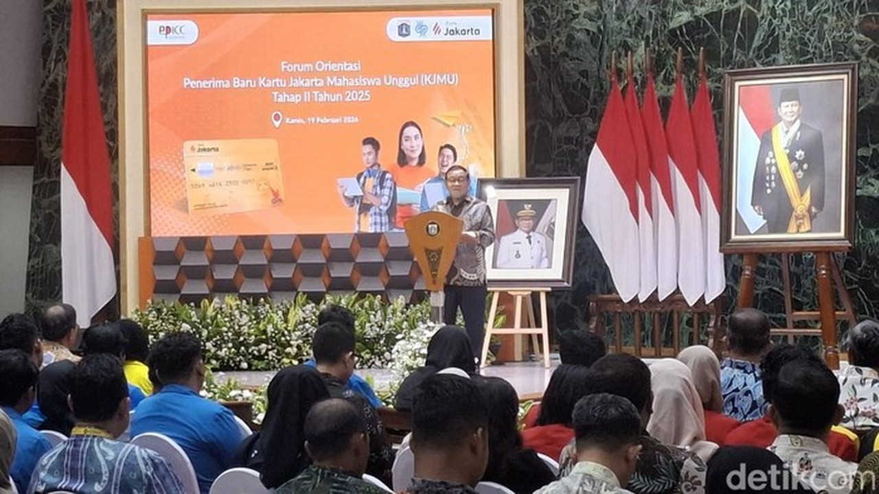 Pramono Anung Serahkan Kartu Jakarta Mahasiswa Unggul ke 2.524 Penerima Baru