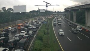 Arus Kendaraan dari Tol Luar Jakarta Lumpuhkan Interchange Cawang, Lalin Terjebak Kemacetan Parah