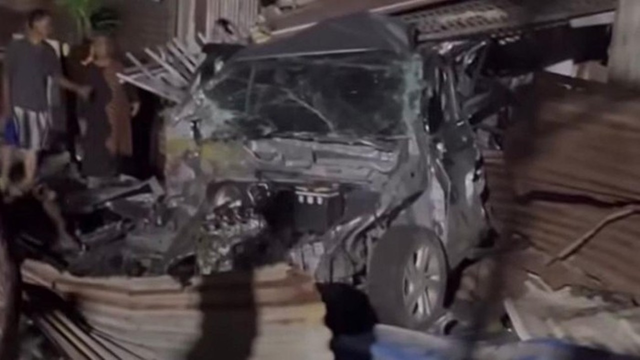 Minibus Ringsek Parah Setelah Serempet Kereta Barang di Tanjung Priok, Dua Bedeng Ikut Rusak Minibus Ringsek Parah Setelah Serempet Kereta Barang di Tanjung Priok, Dua Bedeng Ikut Rusak