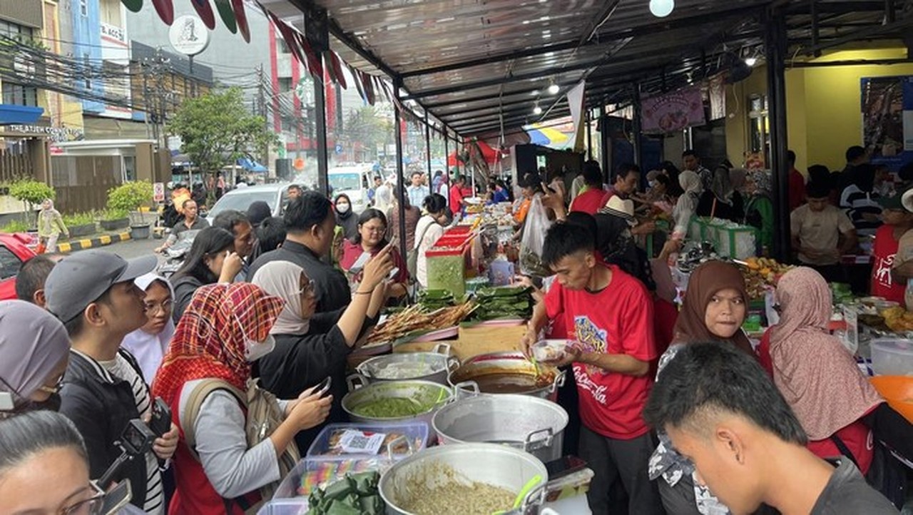 Ramadan Dimulai, ‘Perang Takjil’ di Benhil Pecah, Warga Bekasi Borong Makanan Ramadan Dimulai, ‘Perang Takjil’ di Benhil Pecah, Warga Bekasi Borong Makanan