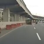 Ban Truk Lepas Akibat Kelebihan Muatan, Timpa Mobil di Tol Japek Km 1+400A