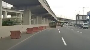 Ban Truk Lepas Akibat Kelebihan Muatan, Timpa Mobil di Tol Japek Km 1+400A