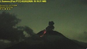 Gunung Semeru Kembali Erupsi Tiga Kali Malam Ini, Kolom Abu Capai 1 Km