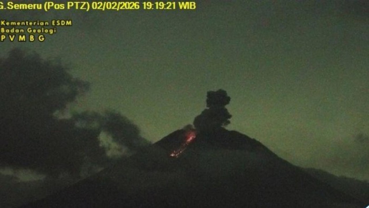Gunung Semeru Kembali Erupsi Tiga Kali Malam Ini, Kolom Abu Capai 1 Km