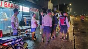 Pria di Depok Karaoke Sambil Live TikTok di Pinggir Tol, Polisi Beri Imbauan