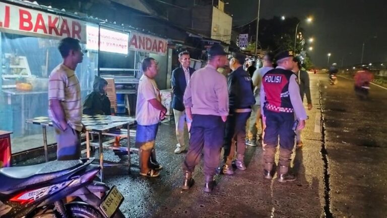 Pria di Depok Karaoke Sambil Live TikTok di Pinggir Tol, Polisi Beri Imbauan
