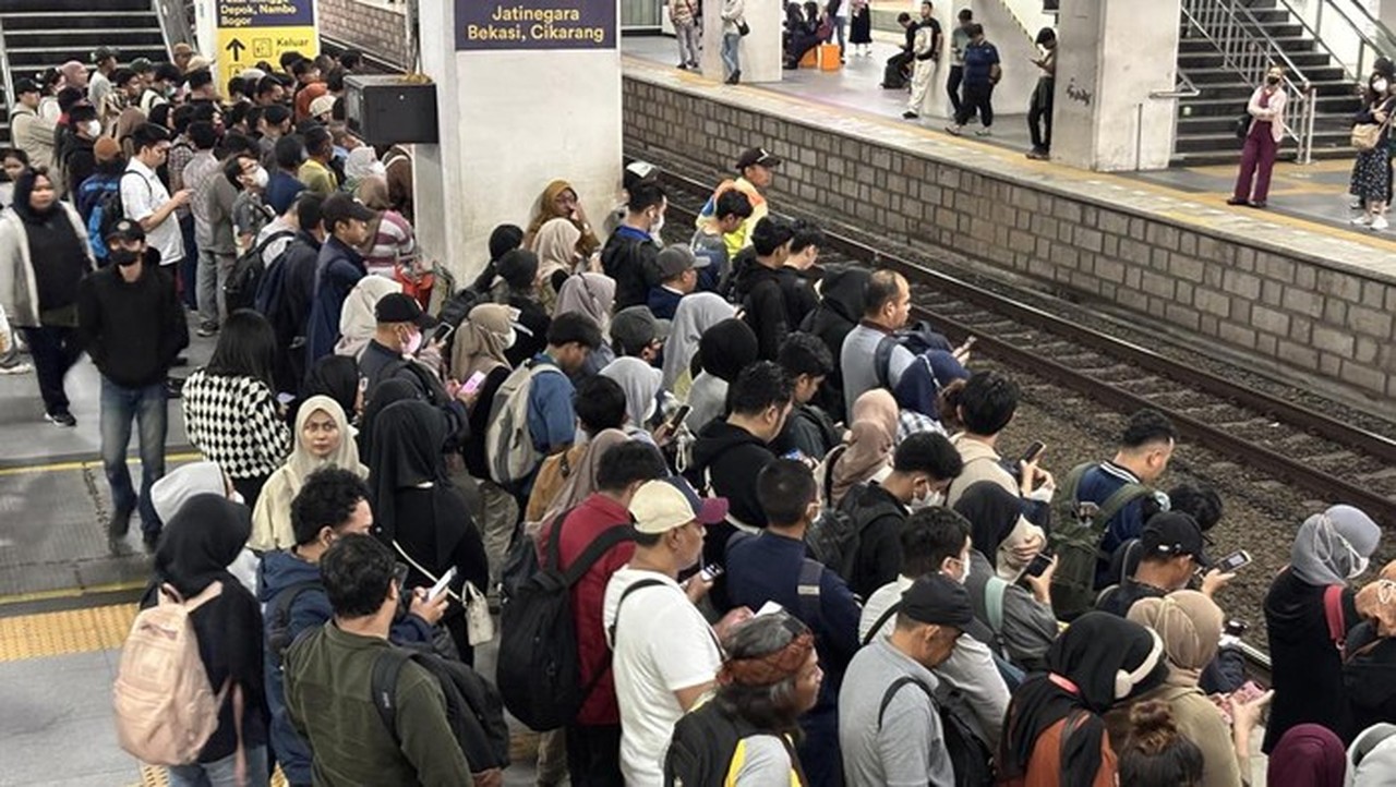 Ramadan Tiba, Stasiun Manggarai Membeludak Jelang Buka Puasa