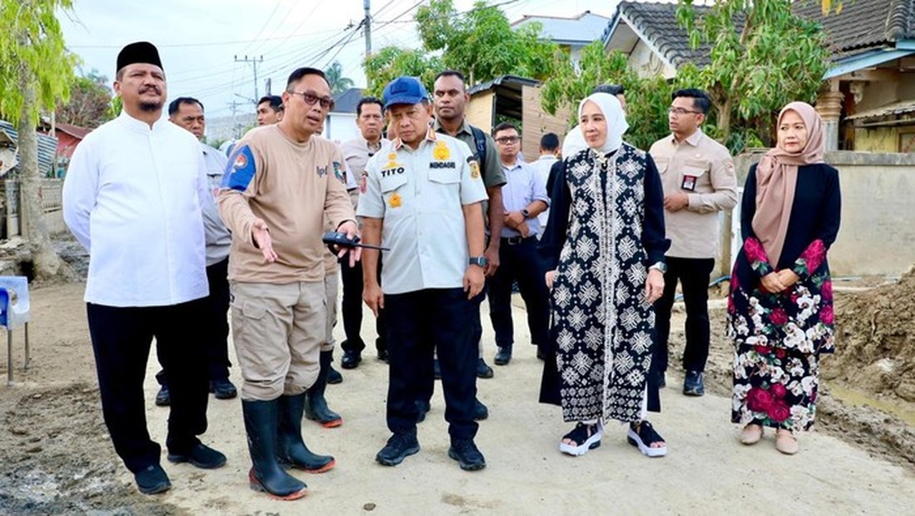 Mendagri Tito Karnavian Pantau Langsung Pembersihan Lumpur Pascabanjir di Aceh Tamiang