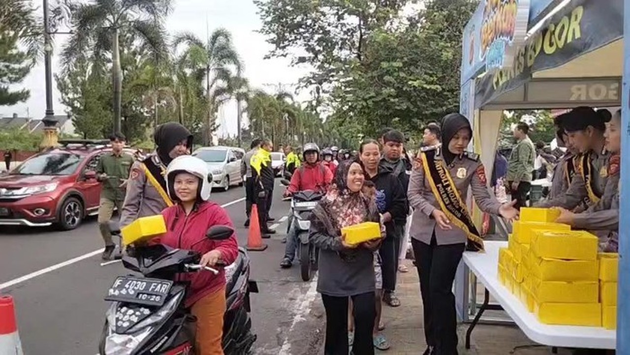 Polres Bogor Tebar 200 Paket Takjil Tiap Hari Selama Ramadan di Pakansari