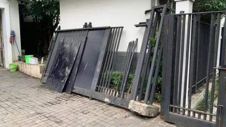 Sopir Wanita Tabrak Pagar Rumah Jusuf Kalla, Ganti Rugi Rp 25 Juta Disepakati Sopir Wanita Tabrak Pagar Rumah Jusuf Kalla, Ganti Rugi Rp 25 Juta Disepakati