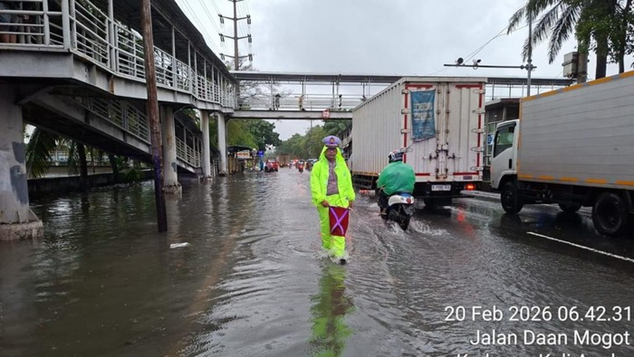 Hujan Deras Guyur Jakarta Barat, Jalan Daan Mogot Tergenang Air 10 Cm Hujan Deras Guyur Jakarta Barat, Jalan Daan Mogot Tergenang Air 10 Cm