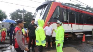 Truk Trailer Tertemper KA Bandara Soetta di Poris, Terseret 100 Meter