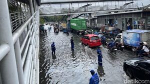 Jalan Daan Mogot Jakarta Barat Terendam Banjir, Lalu Lintas Lumpuh Total