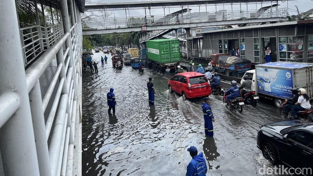 Jalan Daan Mogot Jakarta Barat Terendam Banjir, Lalu Lintas Lumpuh Total Jalan Daan Mogot Jakarta Barat Terendam Banjir, Lalu Lintas Lumpuh Total